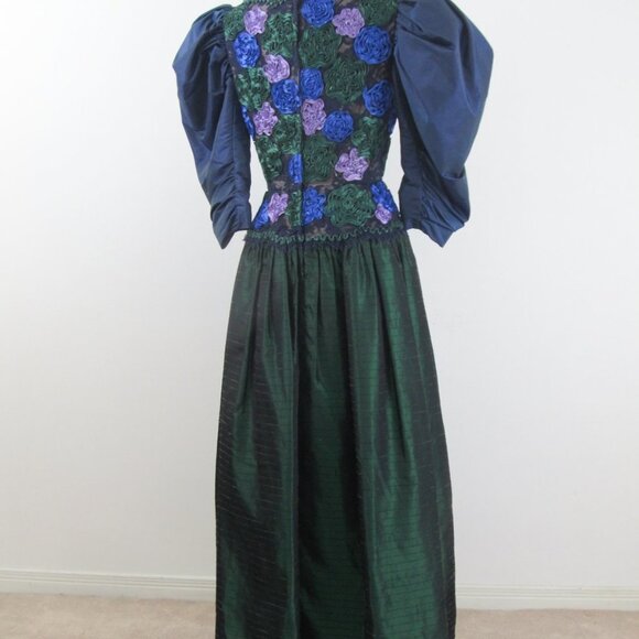 Dramatic Victor Costa for Holt Renfrew red carpet dress in emerald green taffeta - Picture 13 of 14